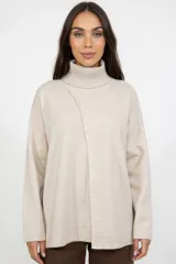 Sweater beige de cuello alto con abertura frontal y corte holgado.