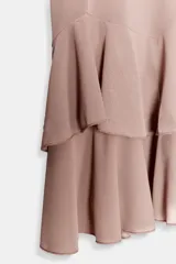 Vestido corto de tirantes anchos y escote redondo, con diseño de doble volante en el bajo.