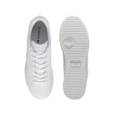 Championes Lacoste modelo Carnaby SET, de diseño minimalista en color blanco. Presentan una silueta clásica de perfil bajo con cierre de cordones, suela de goma al tono y el icónico logo del cocodrilo bordado en el lateral.