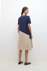 Vestido a la rodilla azul marino y beige, con corte evasé y mangas cortas.