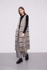 Chaleco largo color gris con estampado de líneas horizontales azules.