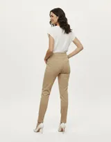 Pantalón de vestir color beige, marca Zac & Rachel, confeccionado en gabardina elastizada. Presenta pretina ancha con faja interna modeladora, largo de pierna con costura frontal pespunteada y trasera con bolsillos ojal simulados.