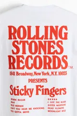 Remera de algodón blanca de corte holgado, con cuello redondo y diseño estampado de The Rolling Stones en el pecho.