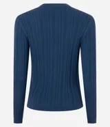 Cardigan de punto canelado color verde oliva, con cuello redondo, manga larga y cierre frontal con botones pequeños. Presenta un diseño ajustado al cuerpo.