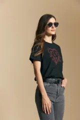 Remera de manga corta color marrón, con estampado central de corazón en color lila.