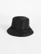 Gorro tipo bucket negro con diseño acolchado.
