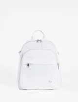 Mochila de diseño versátil en color blanco, convertible en bandolera. Cuenta con múltiples compartimentos con cierre, asa superior y correas ajustables. Incluye detalles metálicos y un pequeño aplique con logo en la parte frontal.