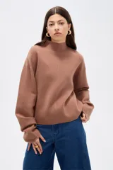 Sweater de viscosa color marrón, con cuello alto, diseño holgado y costura central vertical visible.
