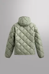 Campera puffer verde oliva acolchada con diseño de rombos, capucha y cierre frontal con cremallera. Incluye bolsillos laterales con cierre. Relleno de plumón y plumas.