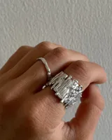 Anillo de diseño escultural y texturado, con acabado rugoso que simula una superficie montañosa o corteza.