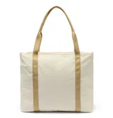 Bolso tipo tote bag Columbia modelo Cottonwood Creek, color blanco con asas y detalles en tostado. Cuenta con cierre superior con cremallera, bolsillo interior para botella, compartimento para accesorios, gran bolsillo frontal y forro interno estampado.