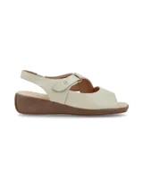 Sandalias de cuero color crema con diseño de punta abierta y ajuste mediante tira con velcro en el empeine. Presentan una suela de plataforma baja en color marrón.