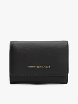 Billetera Tommy Hilfiger negra, plegable en tres partes, con sutil acabado granulado, cinta con el logo en la solapa, cierre a presión, compartimento interior para billetes, múltiples ranuras interiores para tarjetas y logo metalizado en la parte delantera.