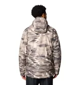 Campera técnica 3 en 1 Columbia, modelo Whirlibird V, con diseño estampado tipo camuflaje en tonos grises. Cuenta con tecnología impermeable Omni-Tech, forro termorreflectante Omni-Heat, capucha ajustable, ventilación en axilas, faldón cortaviento y múltiples bolsillos con cierre.
