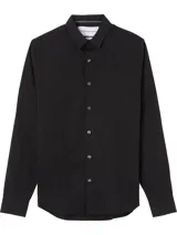 Camisa negra de algodón elástico mercerizado, corte slim, cuello en punta, puños segados, bajo redondeado y botones de nácar.