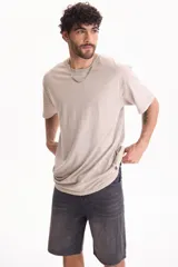 Remera oversize de manga corta y cuello redondo, confeccionada en algodón con acabado lavado estilo vintage.