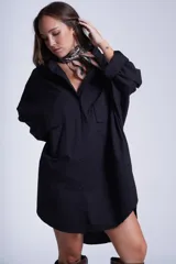 Camisa oversize color beige de manga larga con bolsillos frontales.