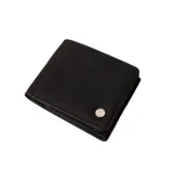 Billetera Rusty Gerino de cuero sintético color negro, con diseño clásico plegable y detalle de tachuela metálica redonda con la marca grabada en la esquina inferior.