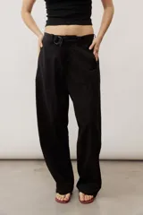 Pantalón de corte ancho y holgado, de color negro, con diseño estructurado y cinturón ajustable integrado en la cintura.