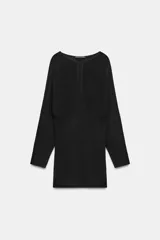 Vestido corto de punto negro confeccionado en mezcla de viscosa, con cuello barco, manga larga y detalle de costuras marcadas.