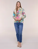 Camisa de gasa Sioni de silueta relajada, con estampado colorido tipo paisley y floral en tonos fucsia, celeste, amarillo y blanco. Presenta cuello camisero clásico, mangas largas y abotonadura frontal.