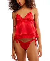 Top lencero de satén rojo con detalles de encaje en el escote y el ruedo. Presenta tirantes finos ajustables y lazos laterales para atar.