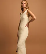 Vestido midi de punto texturizado color beige, sin mangas y con cuello redondo.