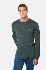 Remera de algodón de manga larga color verde oscuro, con escote redondo a la base y logo bordado en el frente.