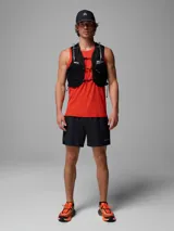 Chaleco de hidratación para trail running Columbia Speed Trail Running, color negro, confeccionado en malla transpirable con múltiples bolsillos delanteros y traseros, sistema de ajuste delantero y lateral, y detalles reflectantes. Incluye dos botellas blandas.
