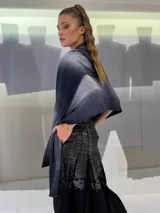 Chal de lana merino teñida, color naranja y celeste, de tejido fino y suave.