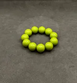 Pulsera elástica compuesta por cuentas esféricas de resina en tonos verde lima, naranja y bordó.