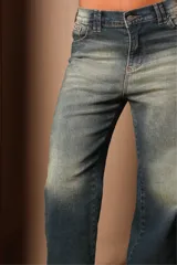 Pantalón de jean azul con efecto lavado, corte recto y tiro medio.
