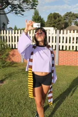 Remera de manga larga color azul marino con cuello redondo en contraste amarillo. Presenta un pequeño bordado en el pecho.