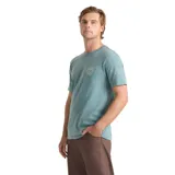 Remera Roark Ghostrider de algodón color verde con efecto lavado, manga corta, cuello redondo y pequeño estampado gráfico romboidal en el pecho.