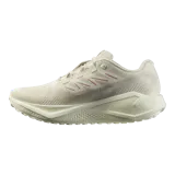Championes de running todoterreno Salomon Aero Blaze 3 Grvl, color beige claro con detalles en naranja y suela adherente.