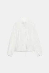 Chaqueta de nylon color blanco, con cuello subido y cordón ajustable, manga larga con puños elásticos y cordón ajustable en la cintura. Cierre frontal con cremallera oculta.