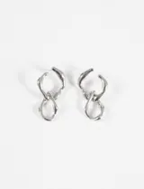 Aros colgantes de diseño irregular con dos eslabones entrelazados de acabado metálico plateado.