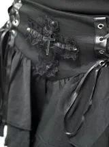 Pollera corta negra de estilo gótico con volados, detalles de cordones laterales y aplique central de encaje con dije de cruz metálica.