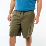 Bermuda cargo color verde militar, confeccionada en tejido de sarga, con múltiples bolsillos laterales y traseros.