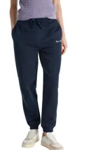 Pantalón tipo jogger de corte regular, color azul marino, con cintura elástica con cordón ajustable, puños elásticos en los tobillos y logo de la marca bordado en la pierna.