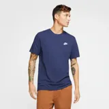 Remera Nike Sportswear de manga corta y cuello redondo en color azul marino, con el logo Futura bordado en blanco en el pecho.