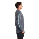 Remera gris de manga larga con logo estampado en el pecho.