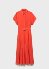 Vestido midi de modal con diseño evasé, cuello camisero y cierre frontal de botones. Presenta mangas cortas, detalle de tablas en la falda y cinturón ajustable con hebilla a tono.