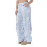 Pantalón celeste con estampado de flores blancas, de corte palazzo y cintura elástica.