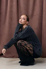 Pantalón Oxford de encaje elastizado color negro, con cintura elástica.