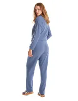 Pantalón tipo jogger de tejido soft color azul, con cintura elástica y bolsillos laterales funcionales. Presenta un diseño de pierna fluida con ajuste leve en los tobillos.