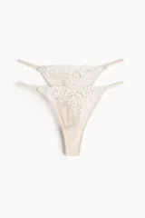 Pack de dos colaless de tiro bajo, confeccionadas en malla con detalles de encaje floral en la parte frontal y laterales finos.