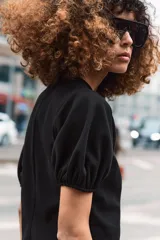 Top de algodón color negro con cuello redondo y mangas cortas abullonadas con terminación elástica.