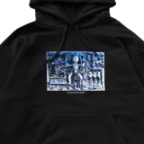 Canguro negro con capucha, corte cuadrado, bolsillo tipo canguro y serigrafía a dos colores en el frente y la espalda.