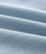 Pantalón de jean estilo carpenter con corte baggy relaxed, color azul claro. Cuenta con cintura con pasadores, cierre frontal con botón y bolsillos funcionales.